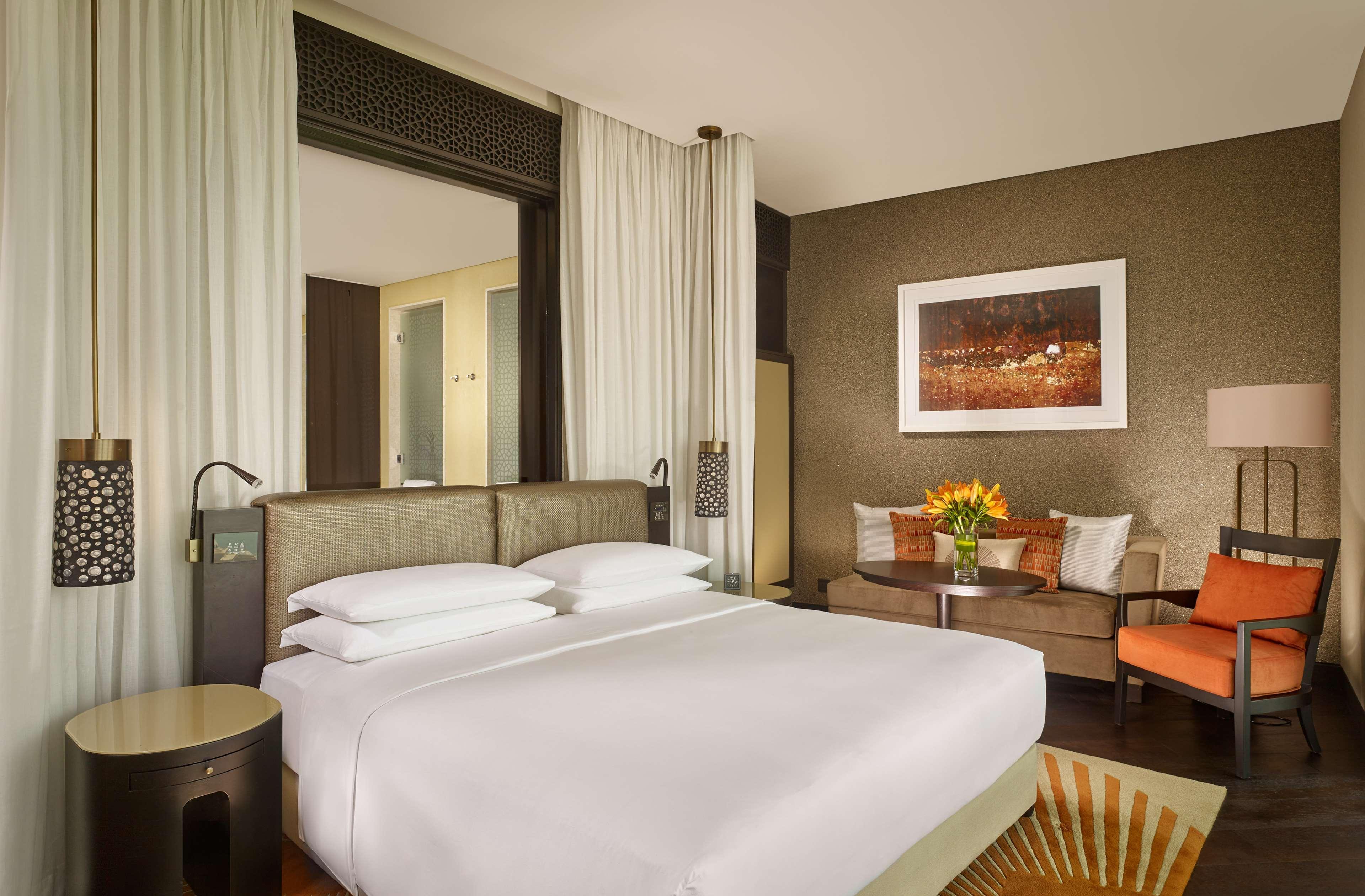 Grand Hyatt Abu Dhabi Hotel & Residences Emirates Pearl Bagian luar foto A bedroom at the hotel