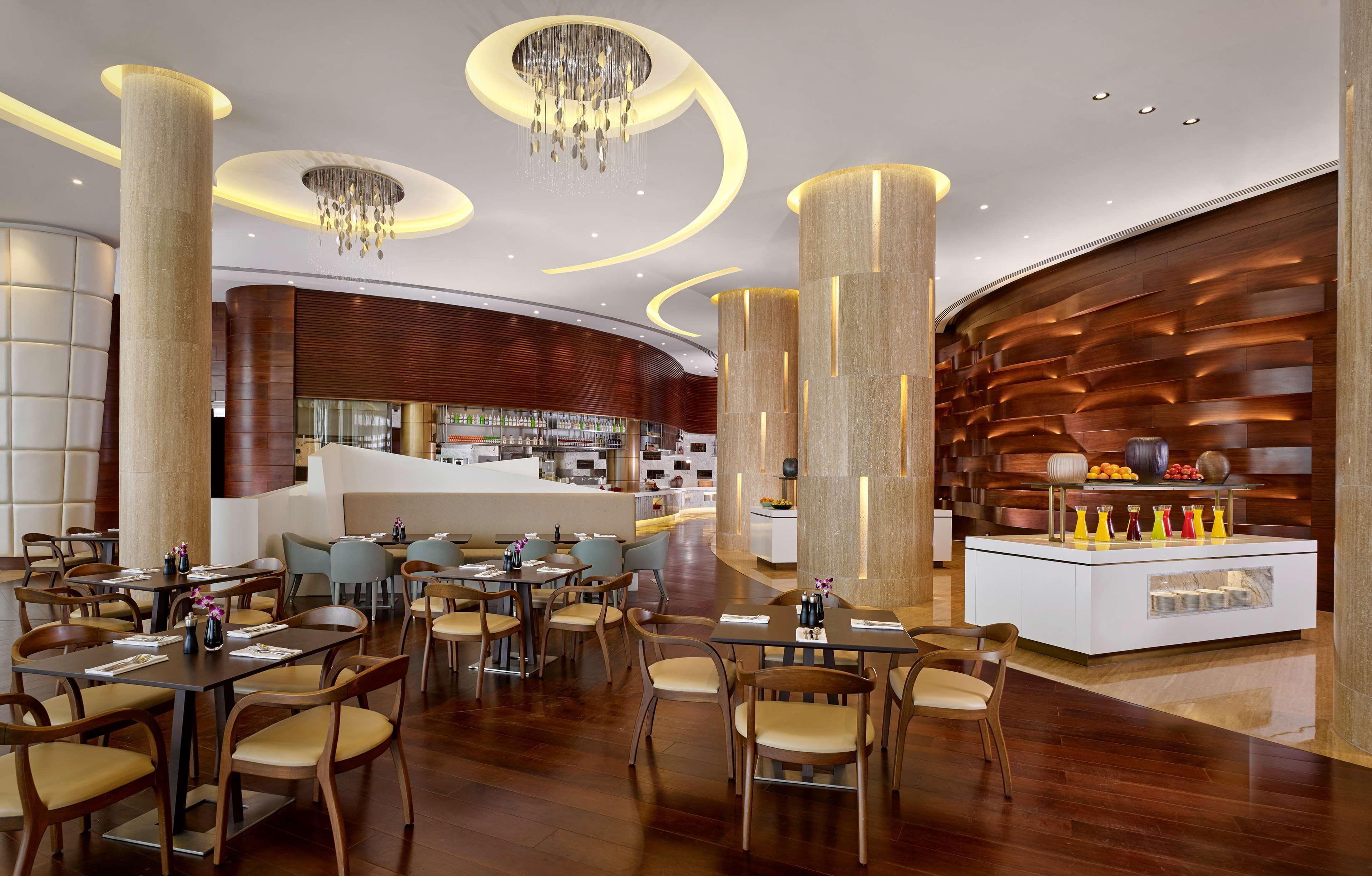 Grand Hyatt Abu Dhabi Hotel & Residences Emirates Pearl Bagian luar foto The restaurant