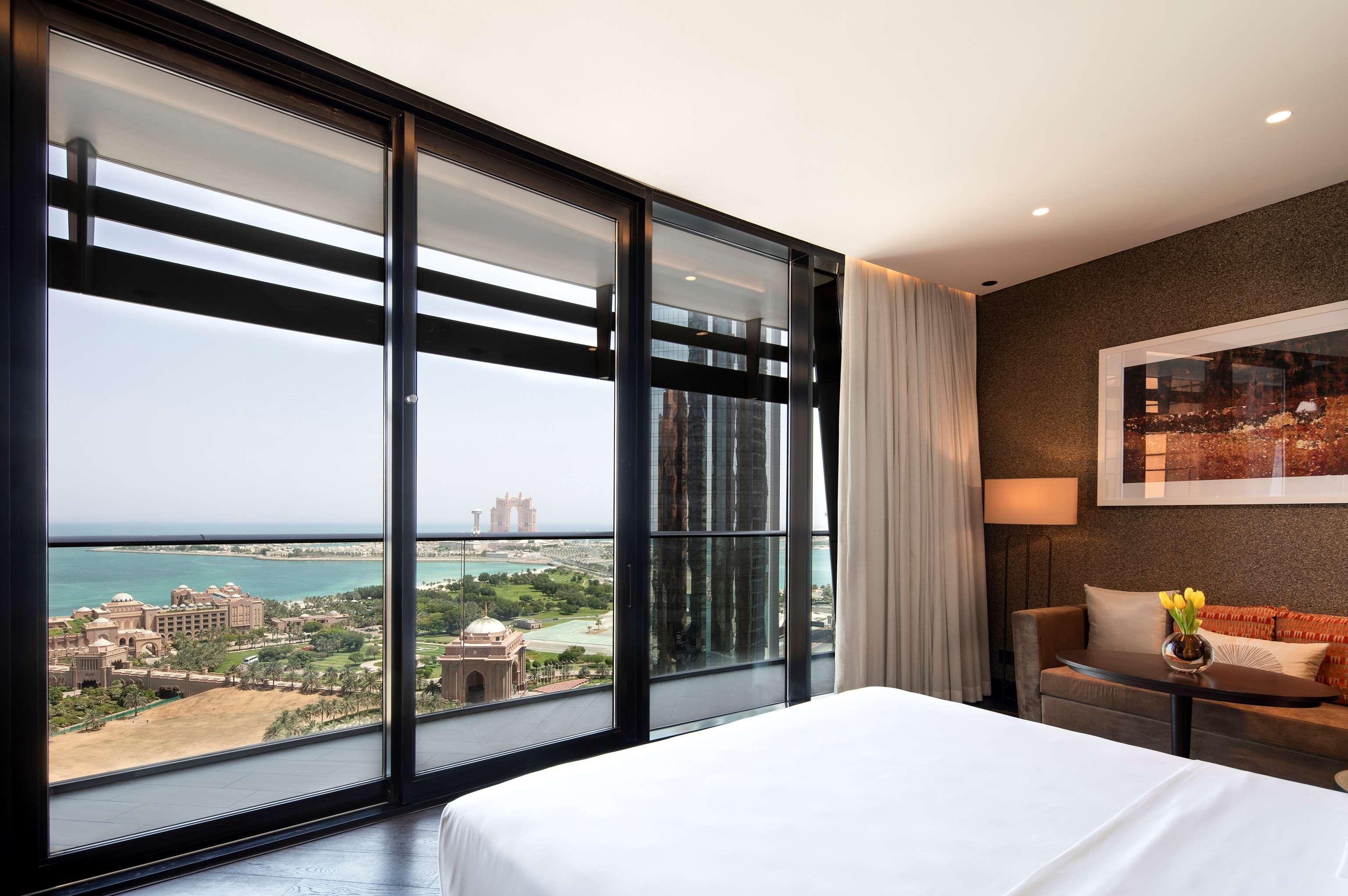 Grand Hyatt Abu Dhabi Hotel & Residences Emirates Pearl Bagian luar foto A bedroom at the Jumeirah Beach Hotel