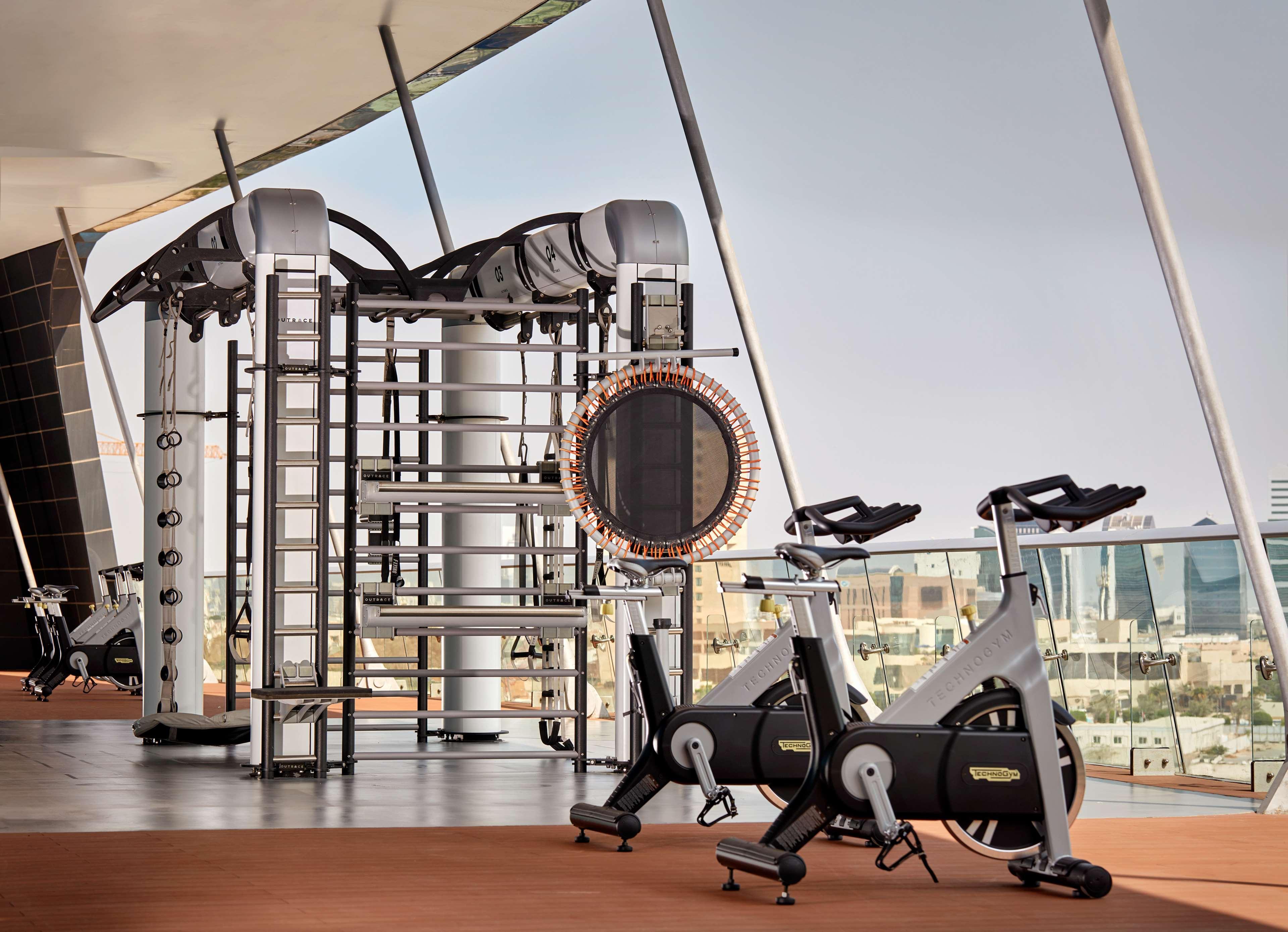 Grand Hyatt Abu Dhabi Hotel & Residences Emirates Pearl Bagian luar foto A gym in a hotel
