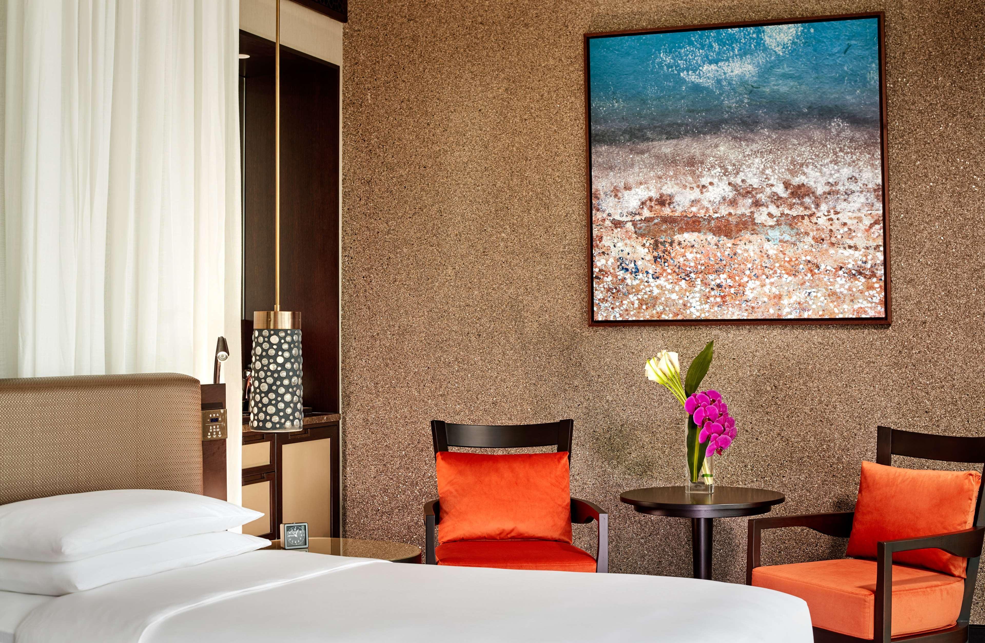 Grand Hyatt Abu Dhabi Hotel & Residences Emirates Pearl Bagian luar foto A guest room at the hotel