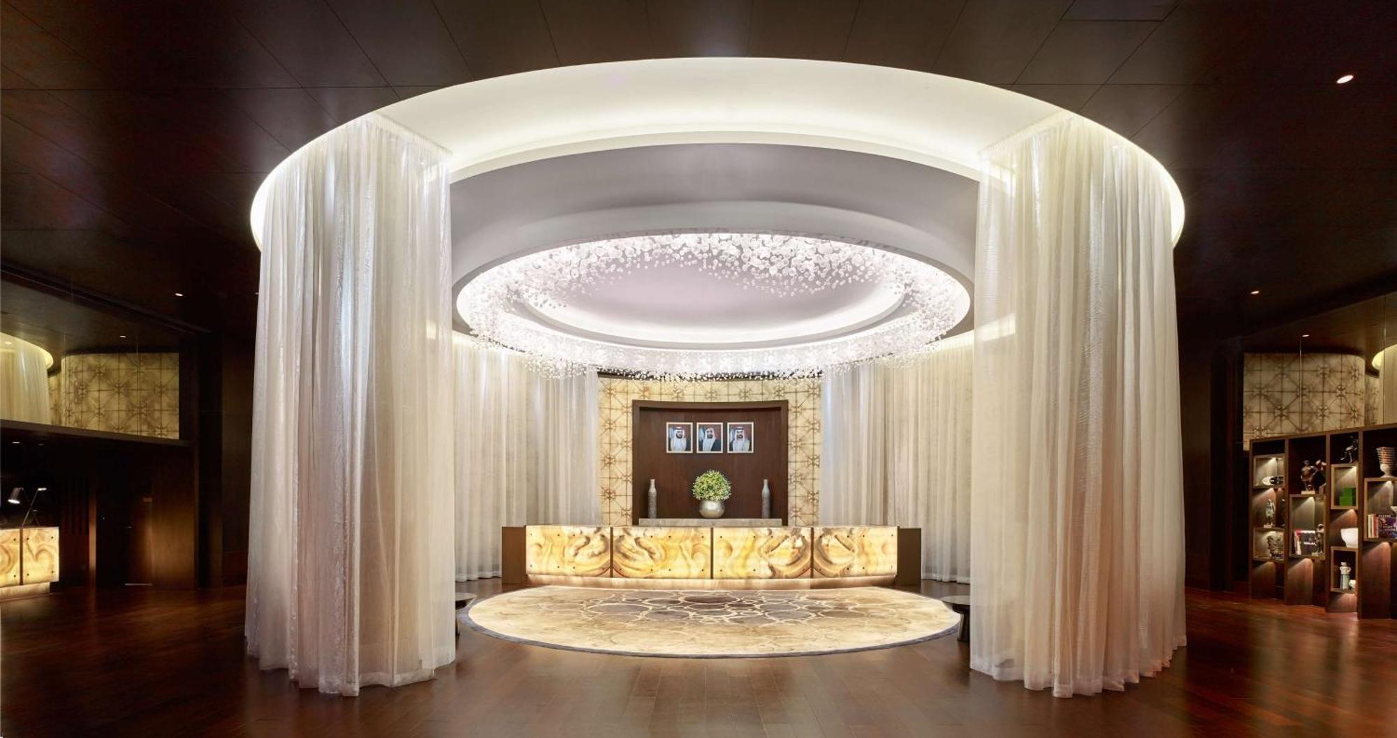 Grand Hyatt Abu Dhabi Hotel & Residences Emirates Pearl Bagian luar foto The lobby of the Ritz-Carlton, Dubai